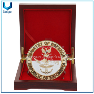 Custom Medal of Honor with Wooden Holder, 3D Metal Plaque Medals with Ribbon, Commemorative Coin Display Box