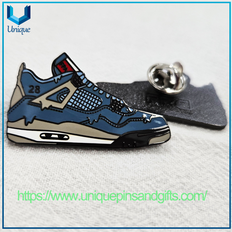 Creative Sneakers Brooch Unique Fashionable Trendy Metal Lapel Pin Brooch Badge Japanese Style Pin Accessory