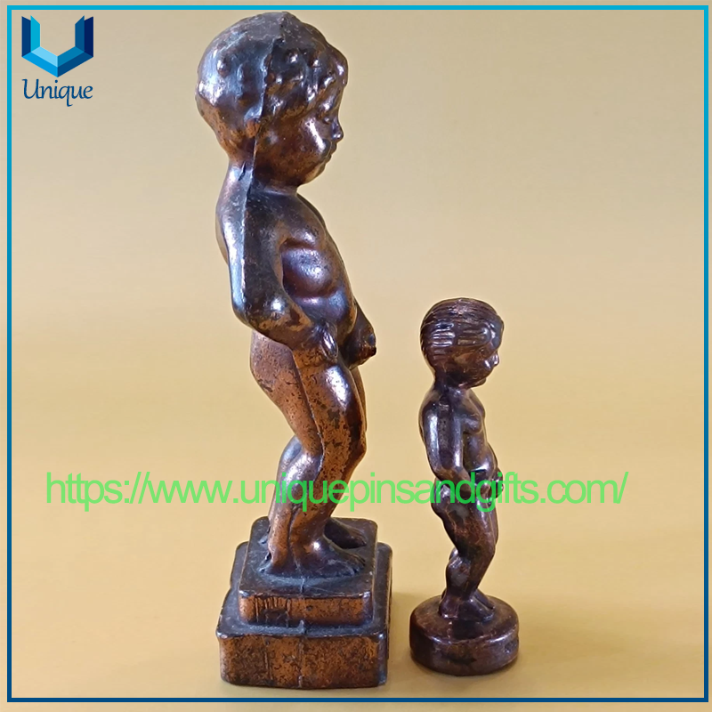 Custom Metal Brussels Famous Small Statue "Manenkempis" ,7.5/6.5 Centimeters Tall And Weighs 130 Grams for Home Ornament