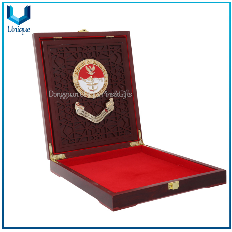 Custom Medal of Honor with Wooden Holder, 3D Metal Plaque Medals with Ribbon, Commemorative Coin Display Box