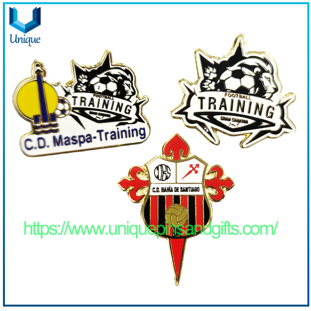 Customize Spain Football Training Hard Enamel Lapel Pin in Gold with UV Printing