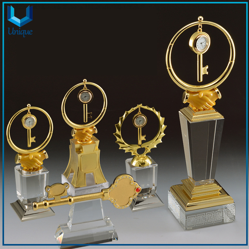 Customize Crystal Decoration Sets, Business Wedding Souvenir Gifts, Crystal Cup with Metal Keychain & Clock Decoration, Gold Crystal Medal Trophy for Awards