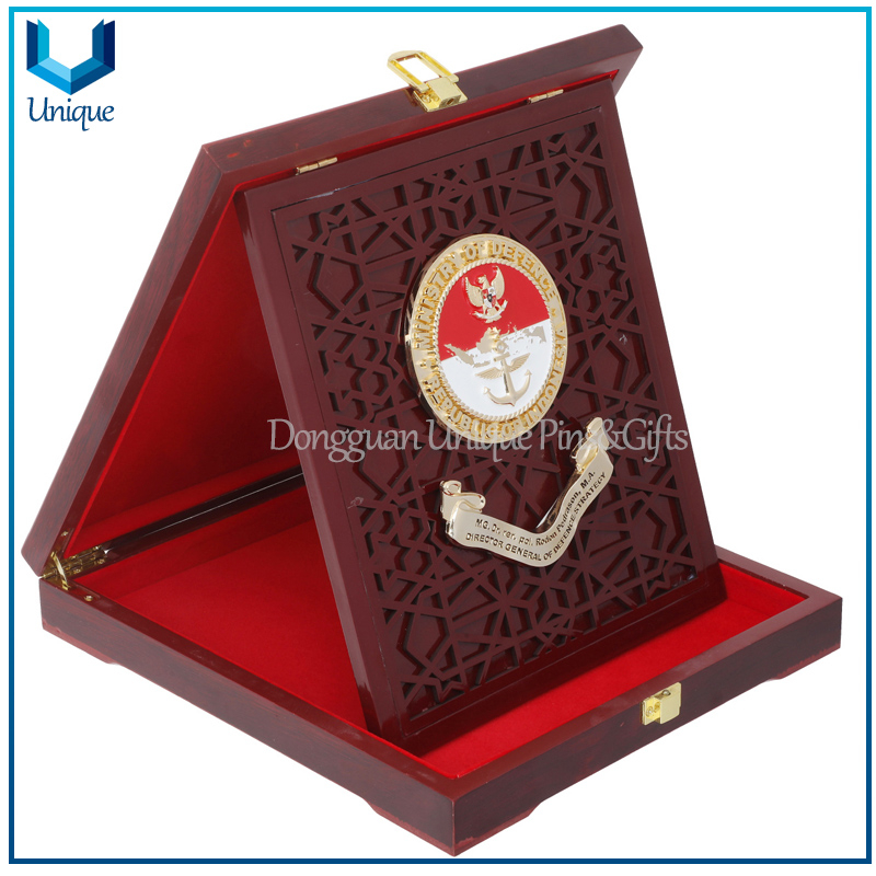 Custom Medal of Honor with Wooden Holder, 3D Metal Plaque Medals with Ribbon, Commemorative Coin Display Box