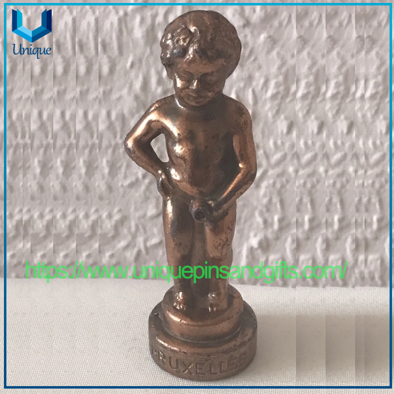 Custom Metal Brussels Famous Small Statue "Manenkempis" ,7.5/6.5 Centimeters Tall And Weighs 130 Grams for Home Ornament