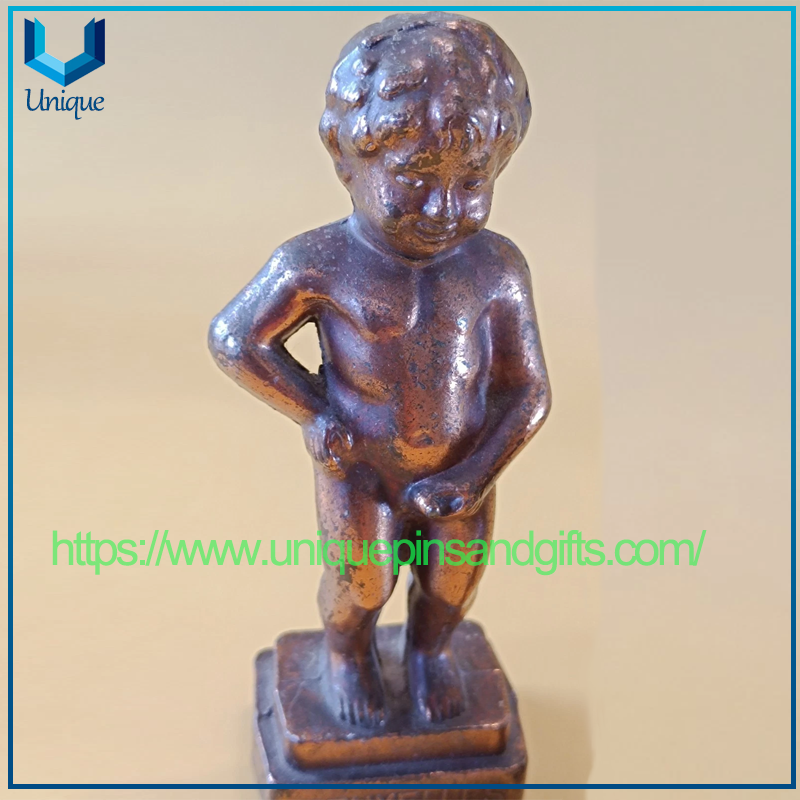 Custom Metal Brussels Famous Small Statue "Manenkempis" ,7.5/6.5 Centimeters Tall And Weighs 130 Grams for Home Ornament