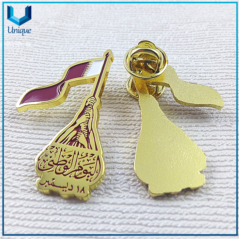 Customize Metal Crafts Factory Qatar National Flag Lapel Pin, Customize National Flag Lapel Pin in Soft Enamel, Gold Flag Pins