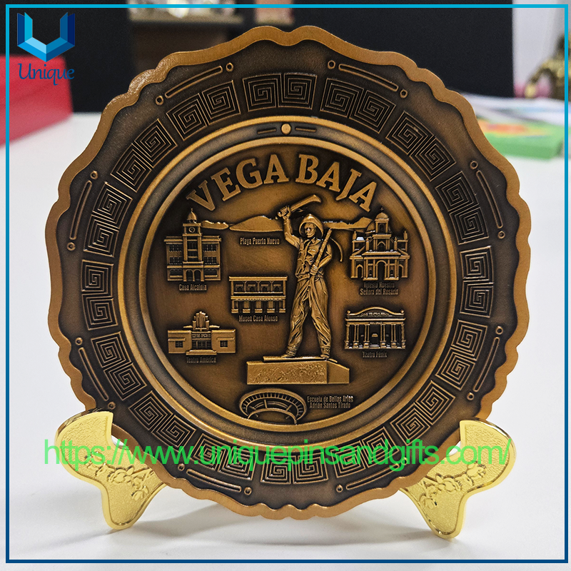 High Relief 3D Landmark Metal Commemorative Plate Custom City Tourism Souvenir Decor Plate With Gold Stand